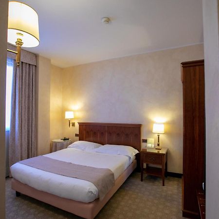 Scia' On Martin Hotel Buscate Bagian luar foto