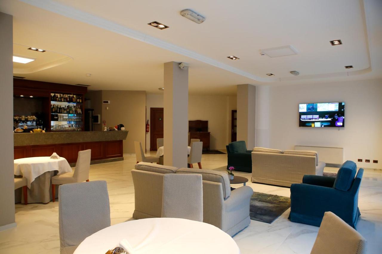 Scia' On Martin Hotel Buscate Bagian luar foto