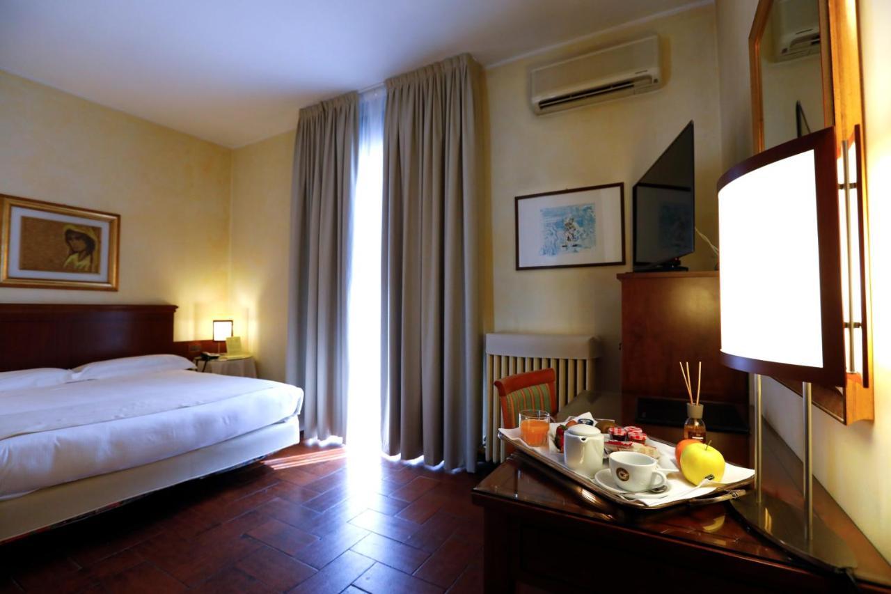 Scia' On Martin Hotel Buscate Bagian luar foto