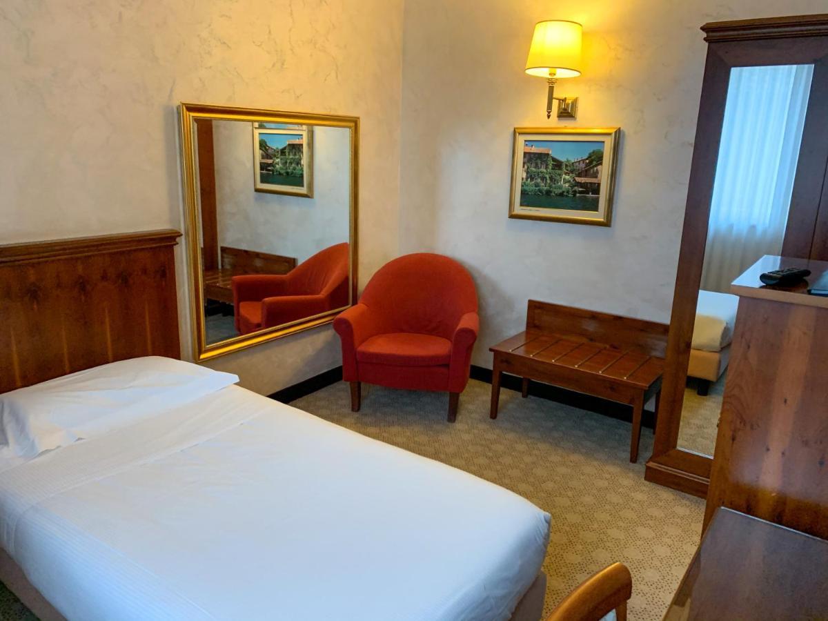 Scia' On Martin Hotel Buscate Bagian luar foto