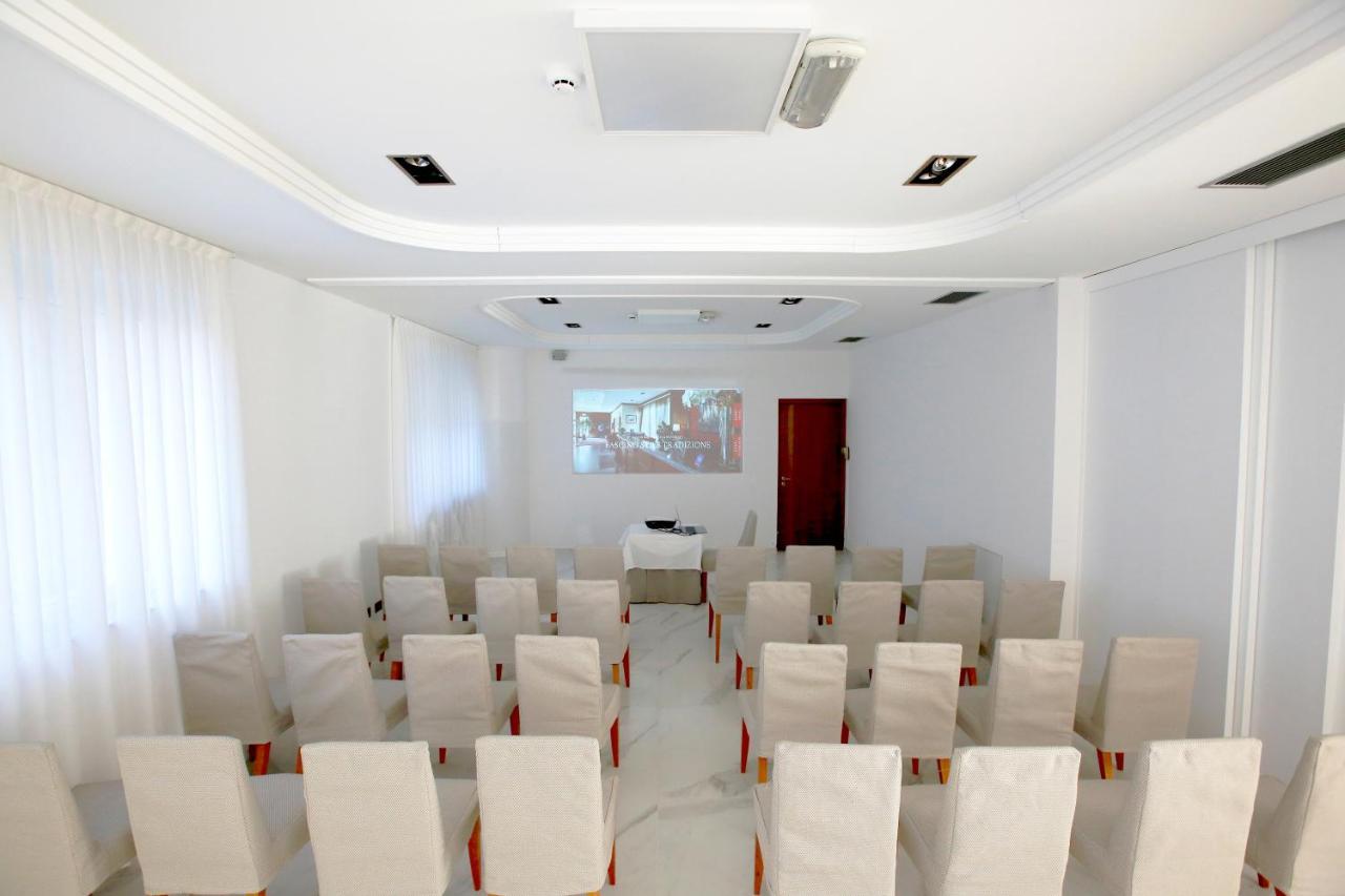Scia' On Martin Hotel Buscate Bagian luar foto