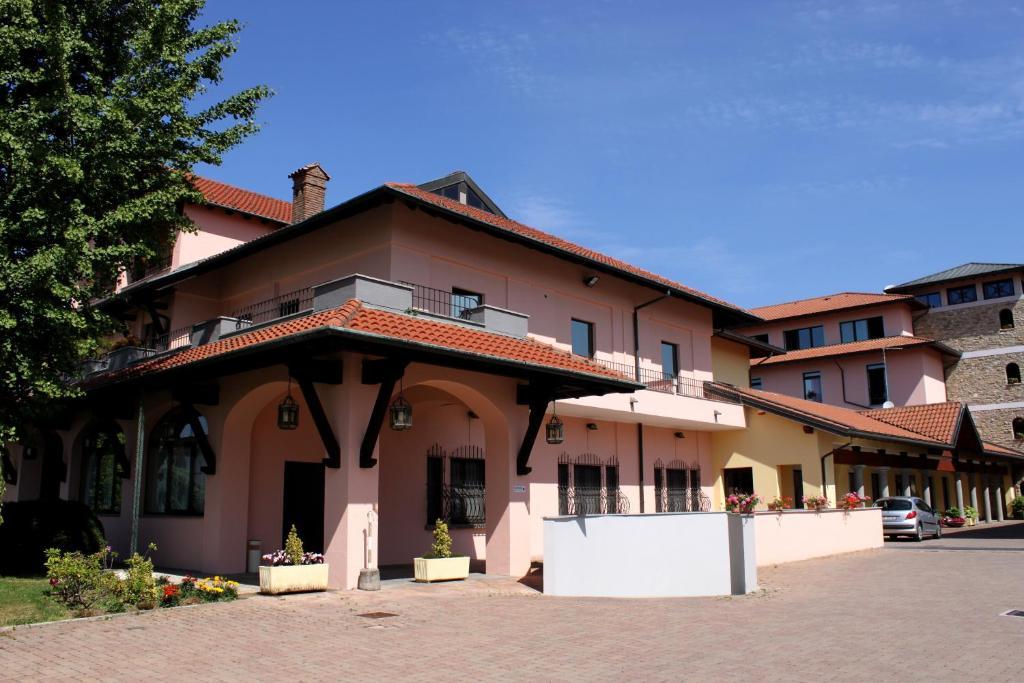 Scia' On Martin Hotel Buscate Bagian luar foto