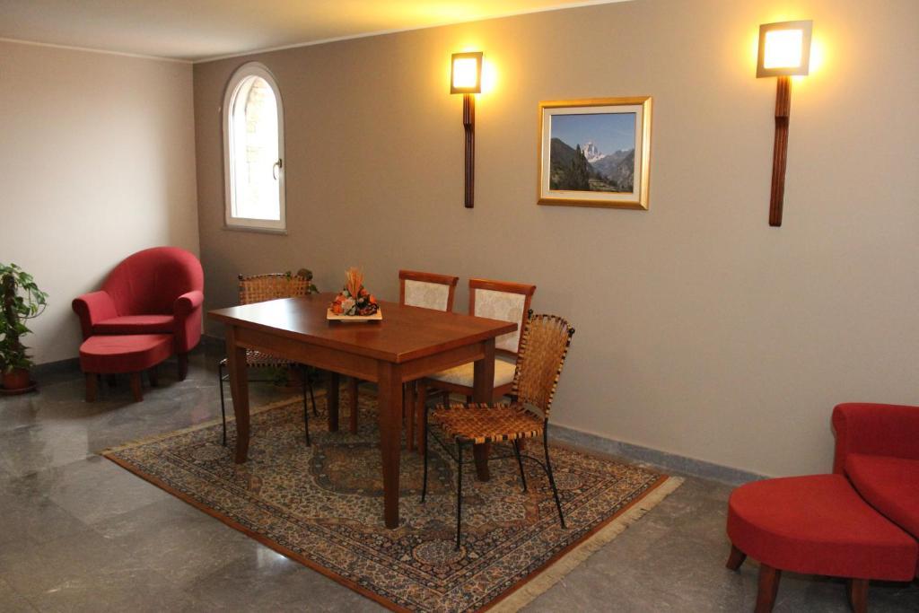 Scia' On Martin Hotel Buscate Bagian luar foto