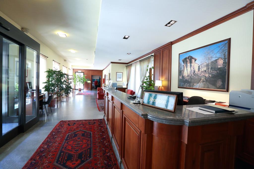 Scia' On Martin Hotel Buscate Bagian luar foto