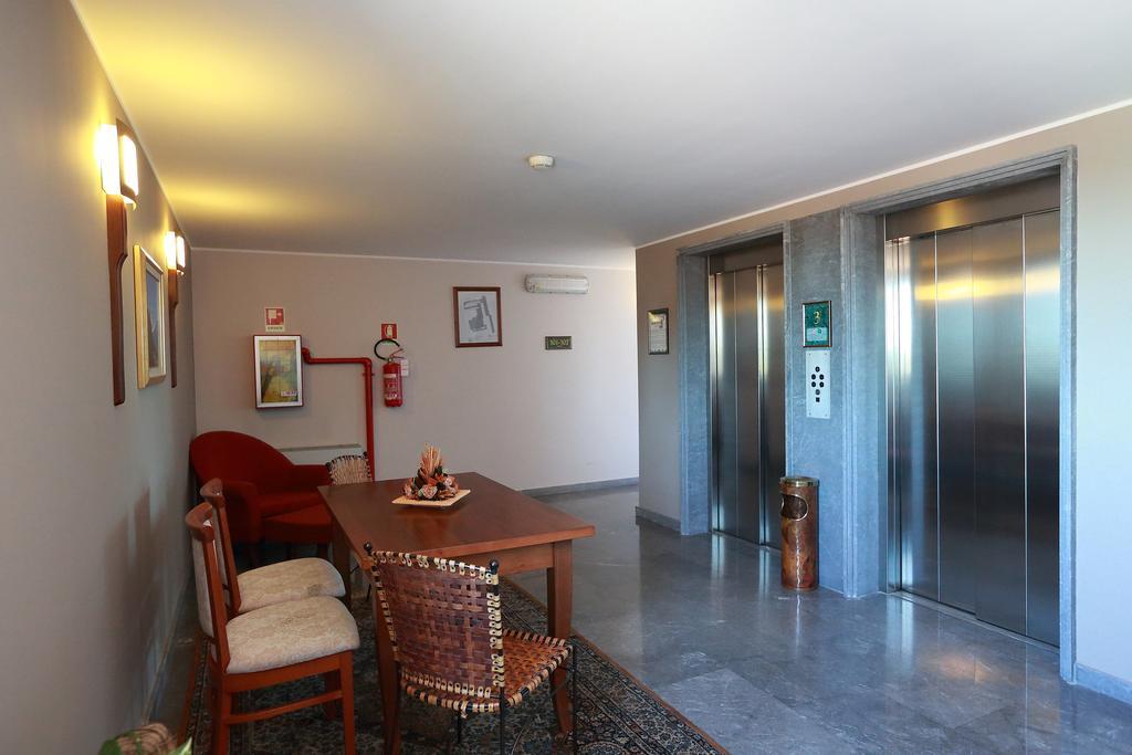 Scia' On Martin Hotel Buscate Bagian luar foto