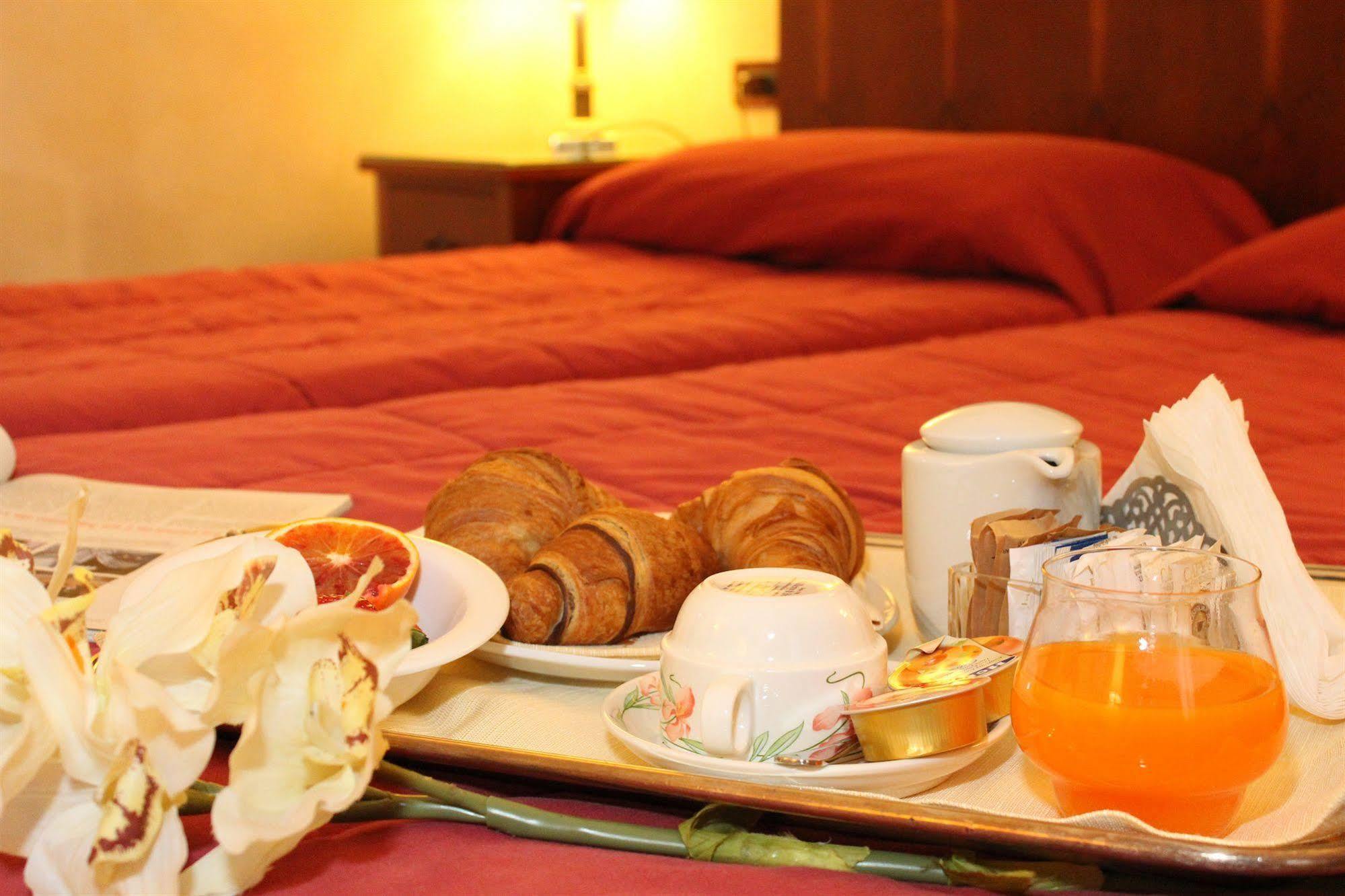 Scia' On Martin Hotel Buscate Bagian luar foto