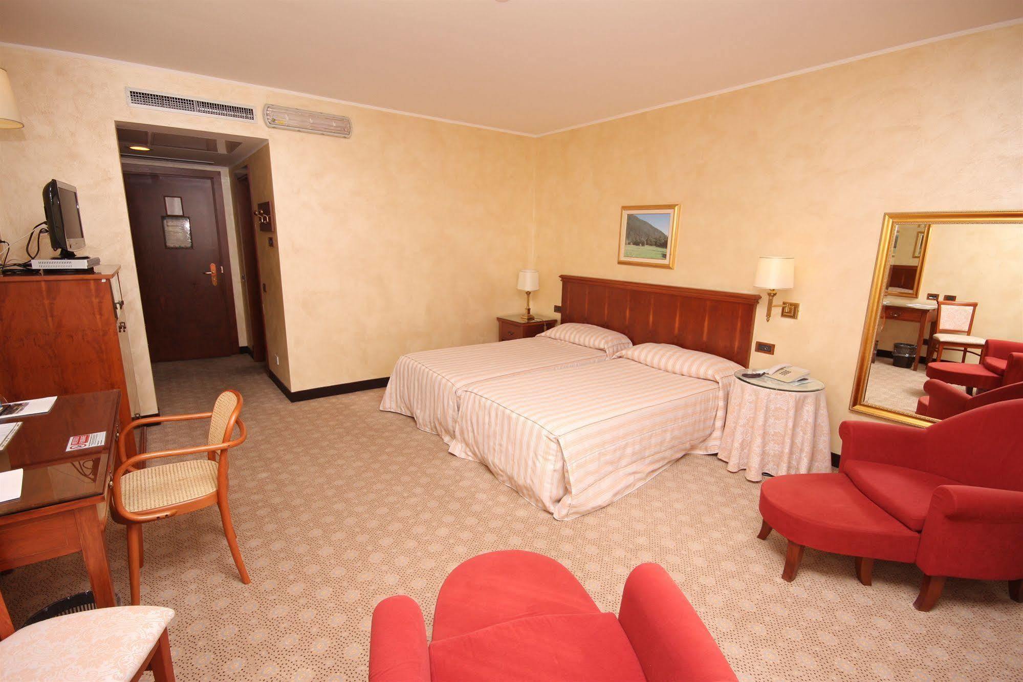 Scia' On Martin Hotel Buscate Bagian luar foto