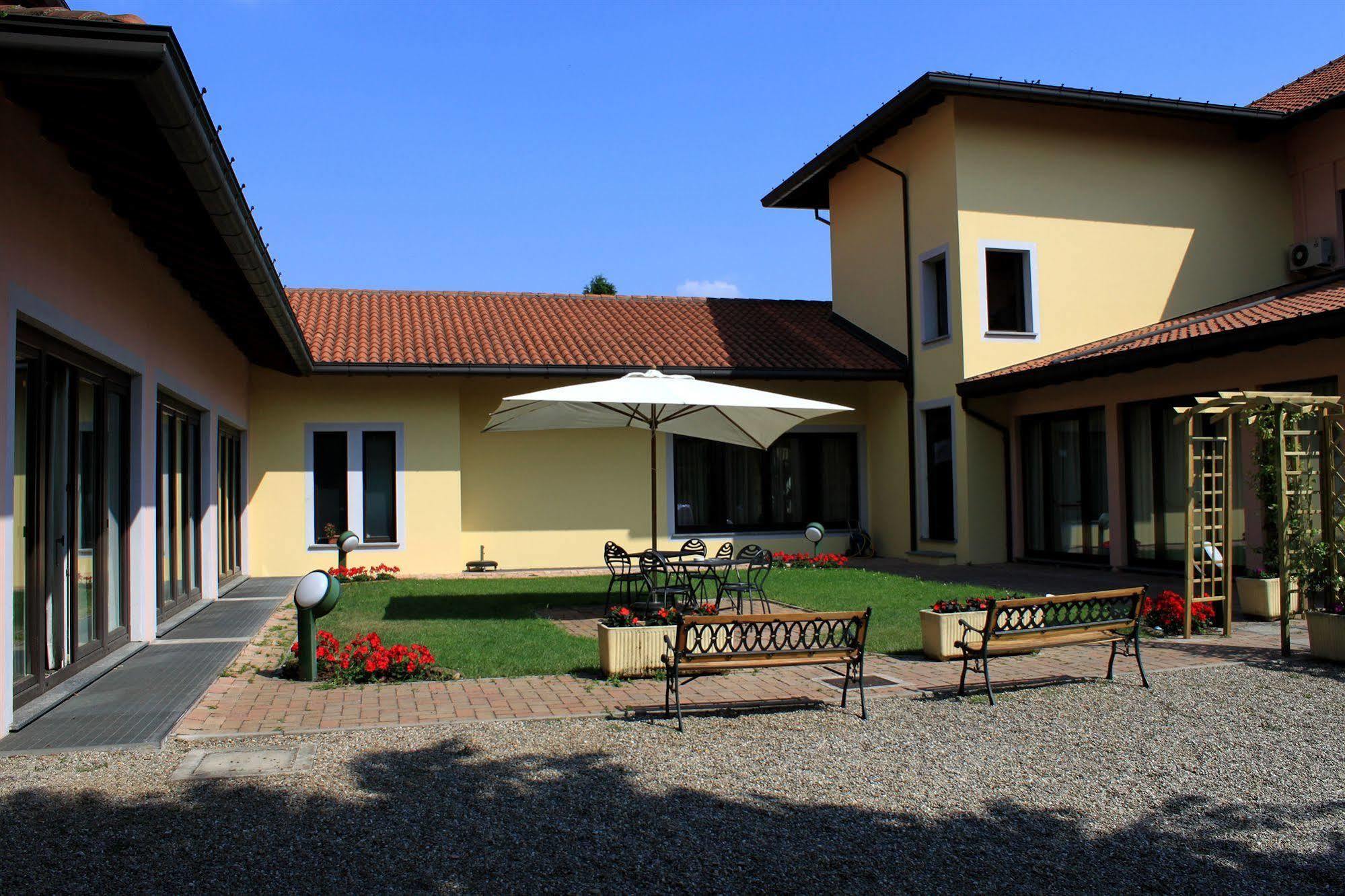 Scia' On Martin Hotel Buscate Bagian luar foto