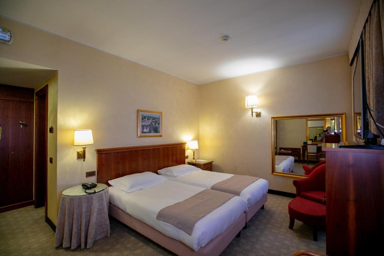 Scia' On Martin Hotel Buscate Bagian luar foto