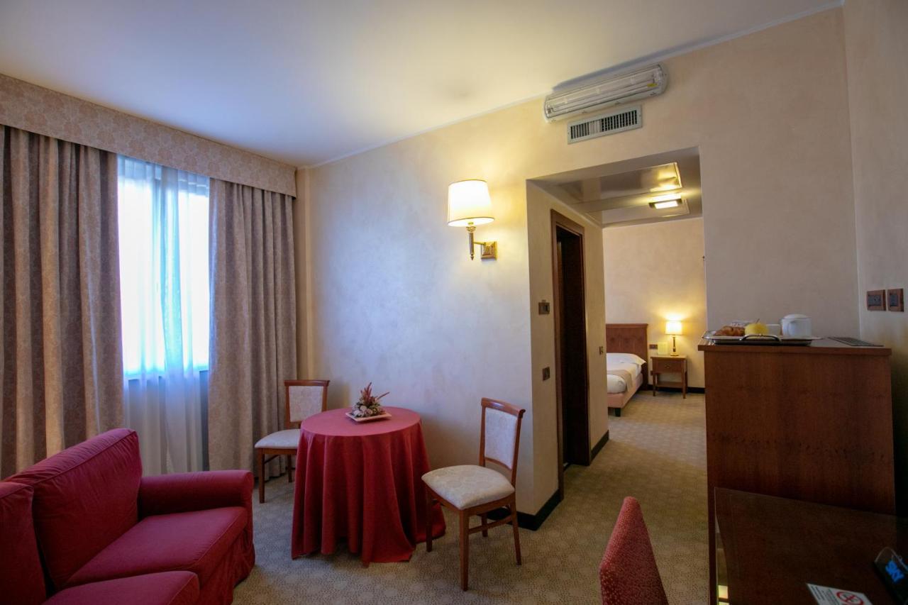 Scia' On Martin Hotel Buscate Bagian luar foto