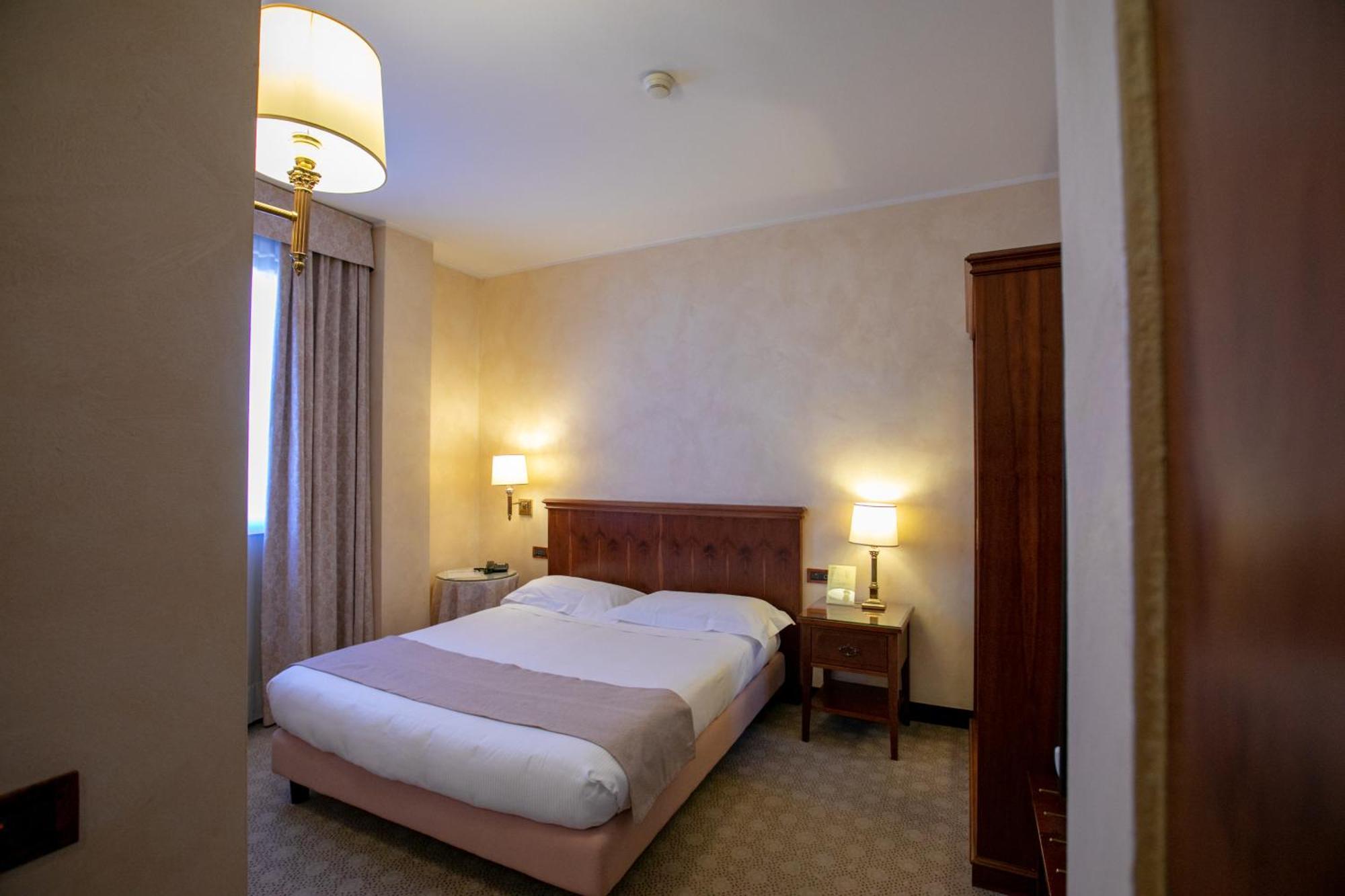 Scia' On Martin Hotel Buscate Bagian luar foto