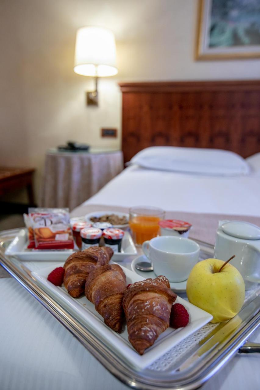 Scia' On Martin Hotel Buscate Bagian luar foto