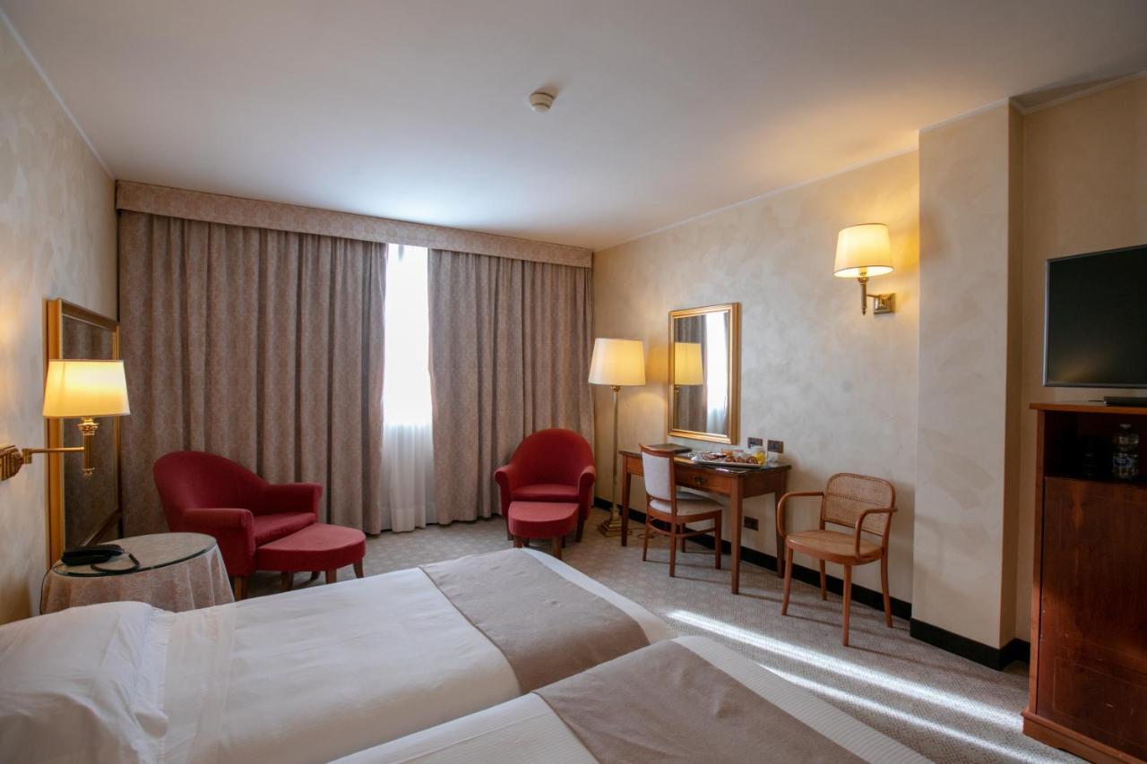 Scia' On Martin Hotel Buscate Bagian luar foto