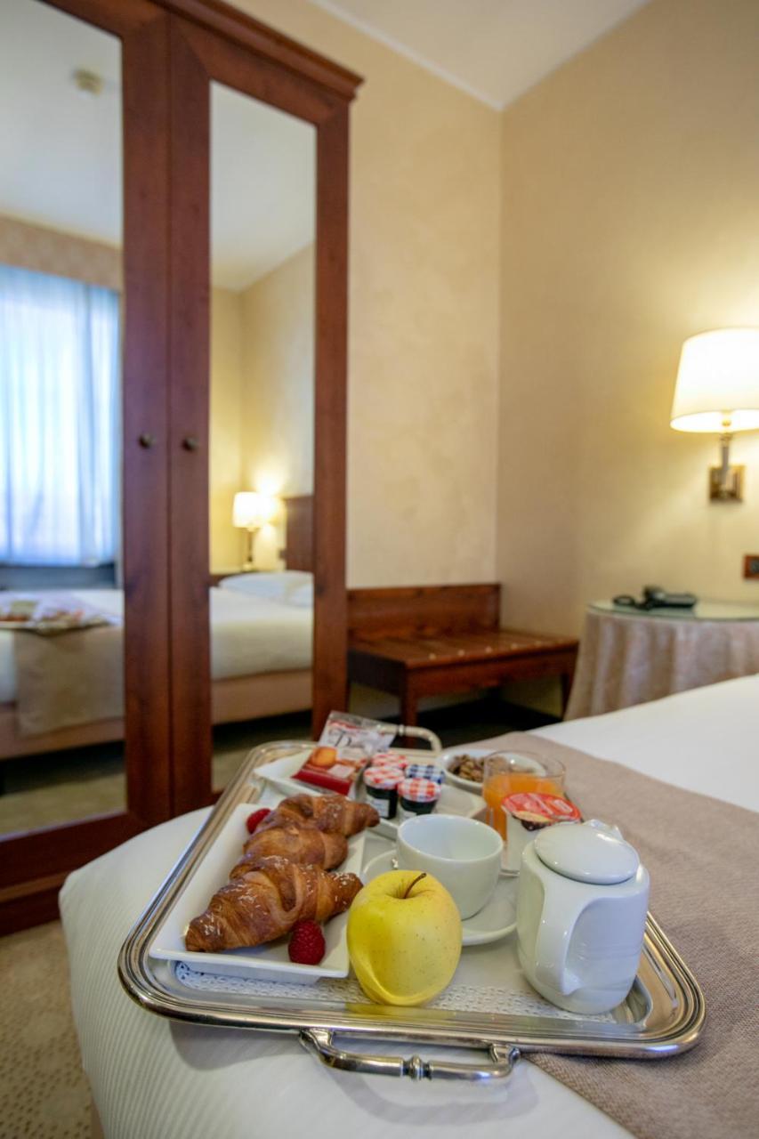 Scia' On Martin Hotel Buscate Bagian luar foto