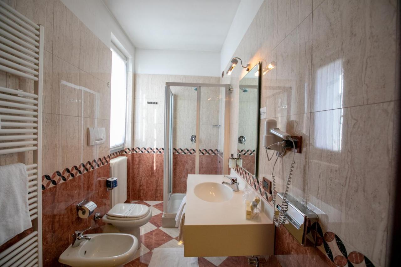 Scia' On Martin Hotel Buscate Bagian luar foto