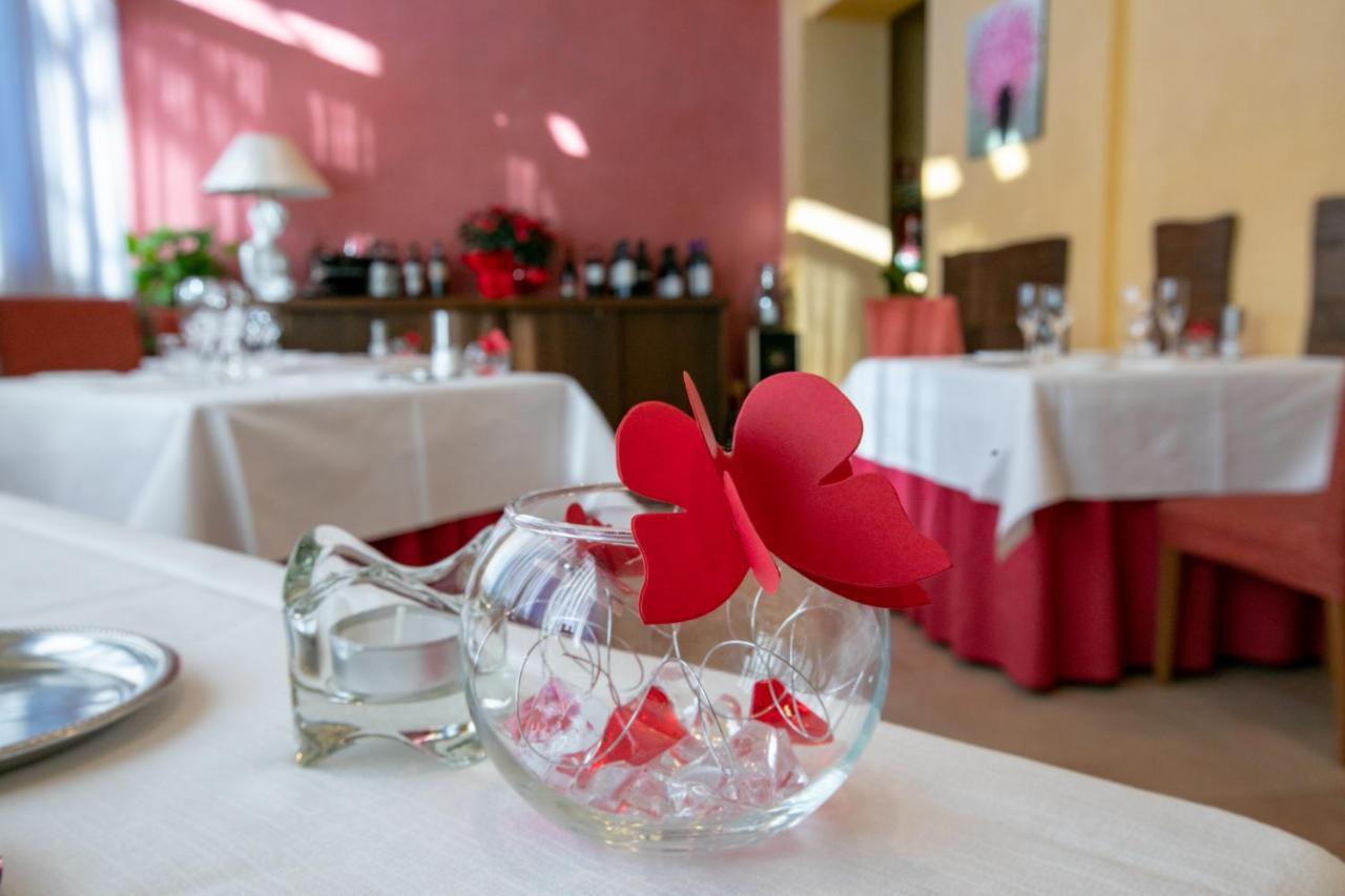 Scia' On Martin Hotel Buscate Bagian luar foto