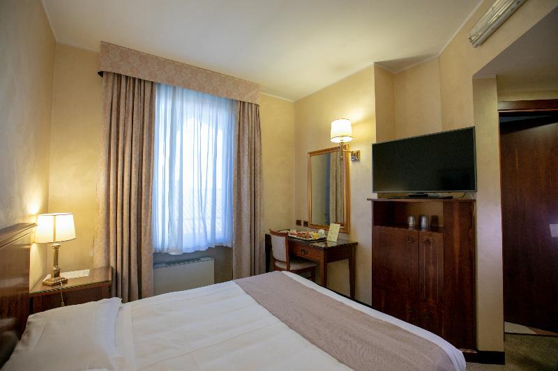 Scia' On Martin Hotel Buscate Bagian luar foto