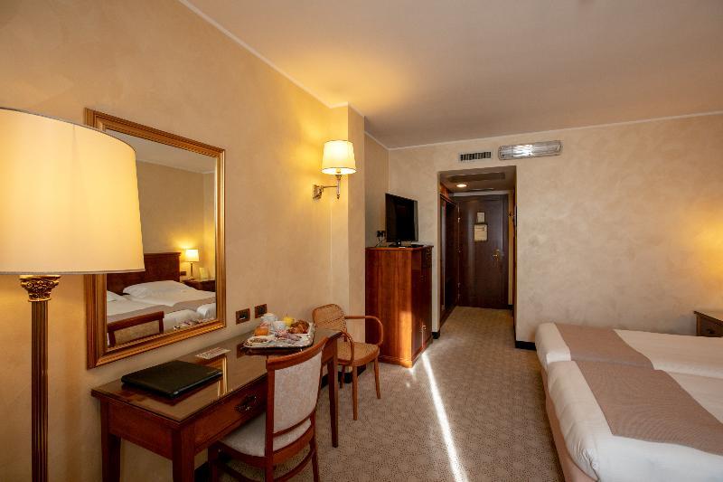 Scia' On Martin Hotel Buscate Bagian luar foto