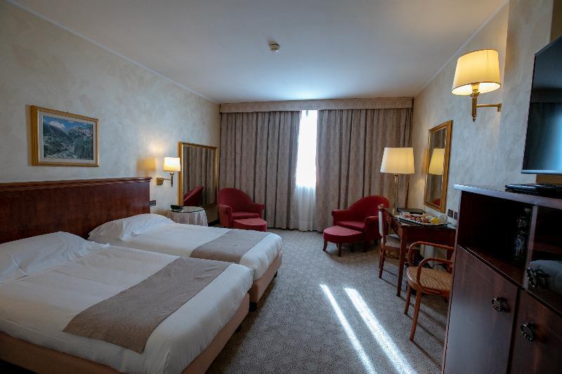 Scia' On Martin Hotel Buscate Bagian luar foto