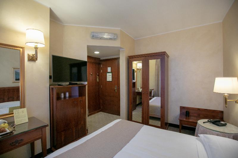 Scia' On Martin Hotel Buscate Bagian luar foto