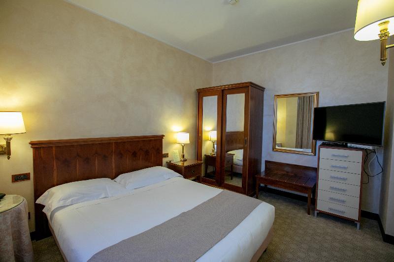 Scia' On Martin Hotel Buscate Bagian luar foto